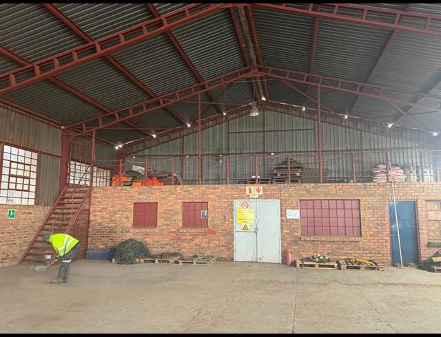1,250M² BUSINESS TO LET IN MAPLETON